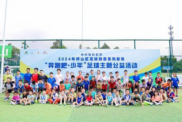 亚马尔与19岁女网红购物被偷拍 她有140多万粉丝